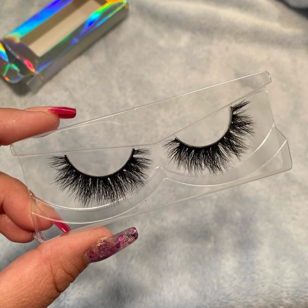 false eyelashes - Picture 2 of 2